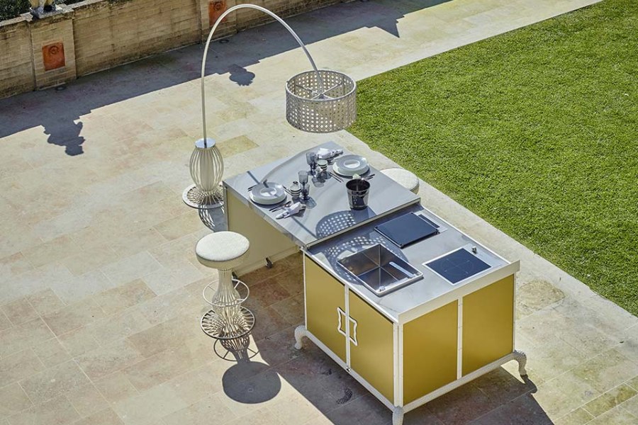 What are the different outdoor kitchen layout options 7