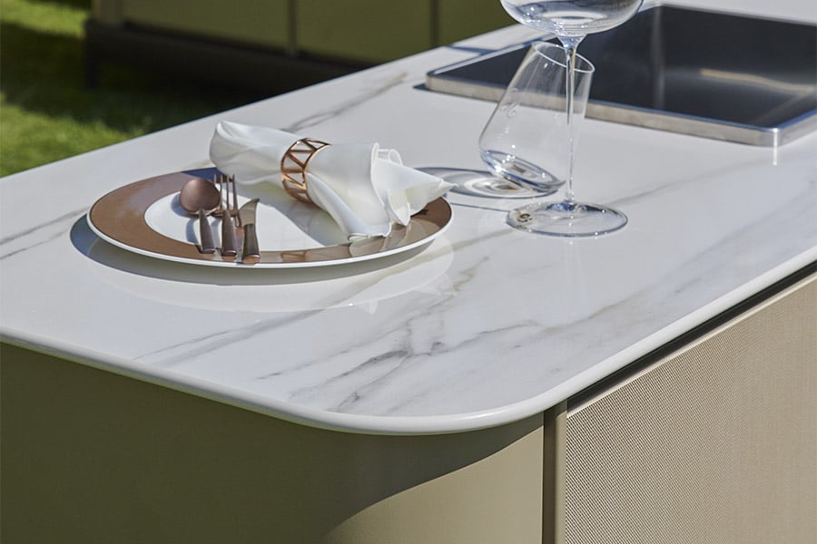 Luxury outdoor kitchen materials: from stainless steel to ceramic marble 2