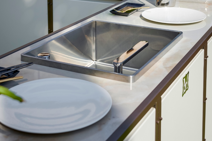 Luxury outdoor kitchen materials: from stainless steel to ceramic marble 3